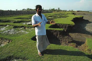 PULAU TENGGELAM: Penghulu sebuah kampung Pulau Ghoramara, Encik Ajay Patra, menunjukkan keluasan tanah mereka terus mengecut dek 'dimakan' kenaikan paras air laut sejak 20 tahun lalu. - Foto REUTERS