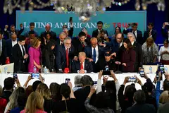 Mantan Presiden Amerika yang juga calon Republikan, Encik Donald Trump sanggup turun padang termasuk mengadakan perbincangan dengan pemimpin masyarakat keturunan Latin di pusat peranginan Miami pada 22 Oktober.