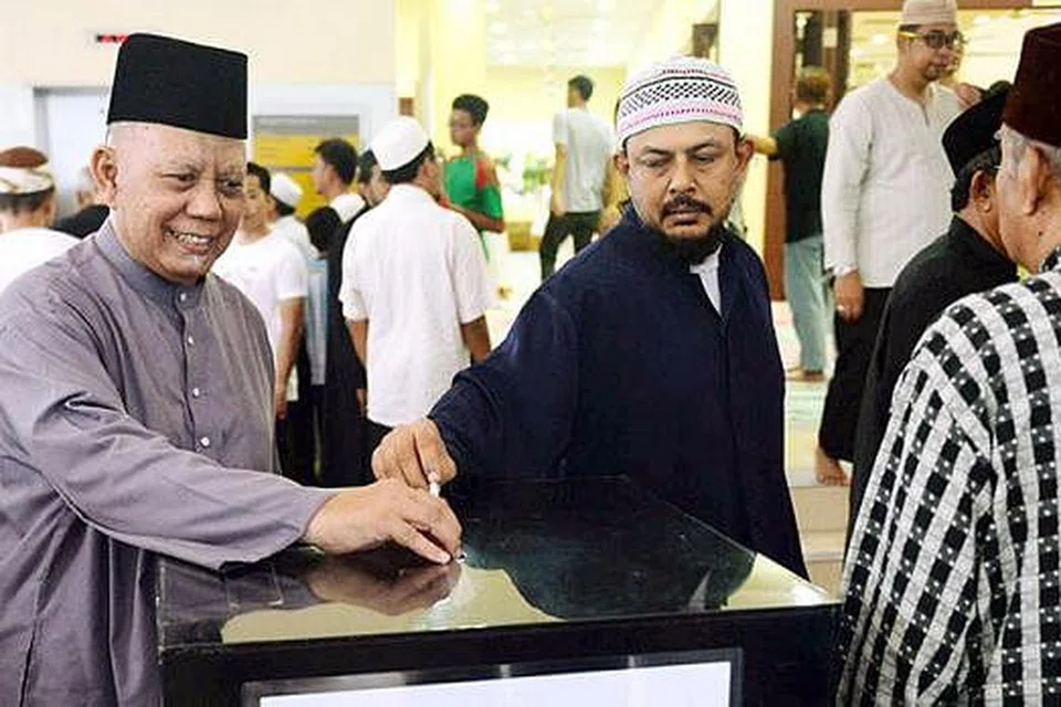 MENDERMA: Teruskan amalan baik seperti menderma kepada yang memerlukan walaupun Ramadan telah berlalu. - Foto fail
