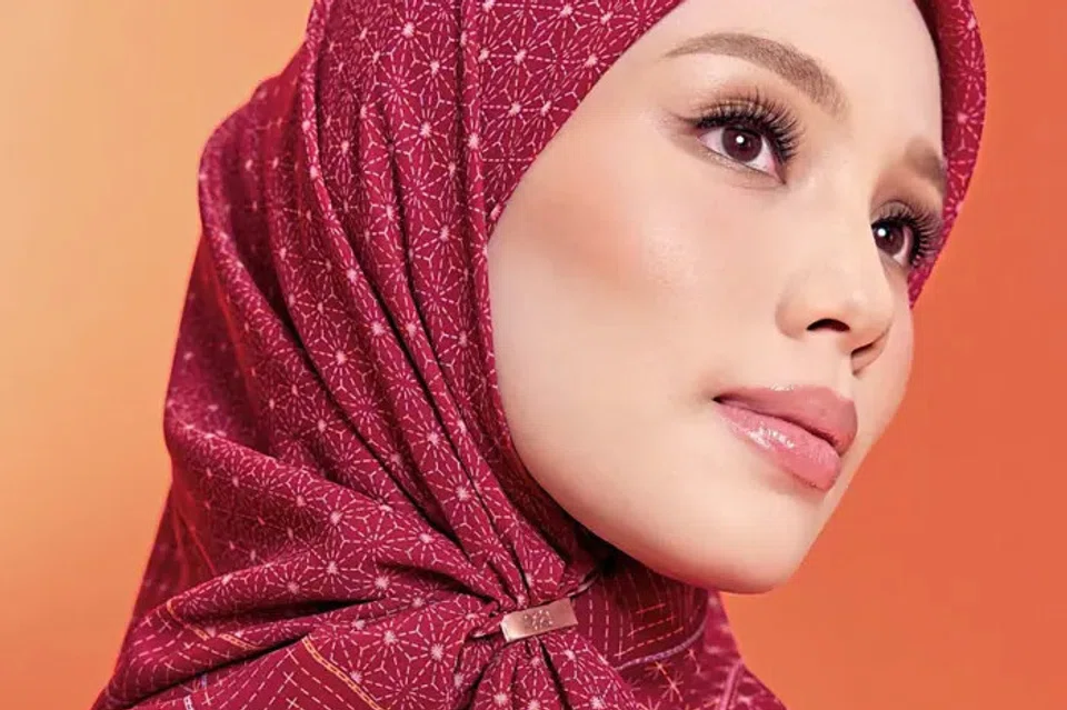 Aksesori minimalis seperti pin kecil, anak tudung selesa, dan cincin skarf, kini menjadi pilihan bagi memberi sentuhan peribadi serta aura tersendiri pada gaya tudung.