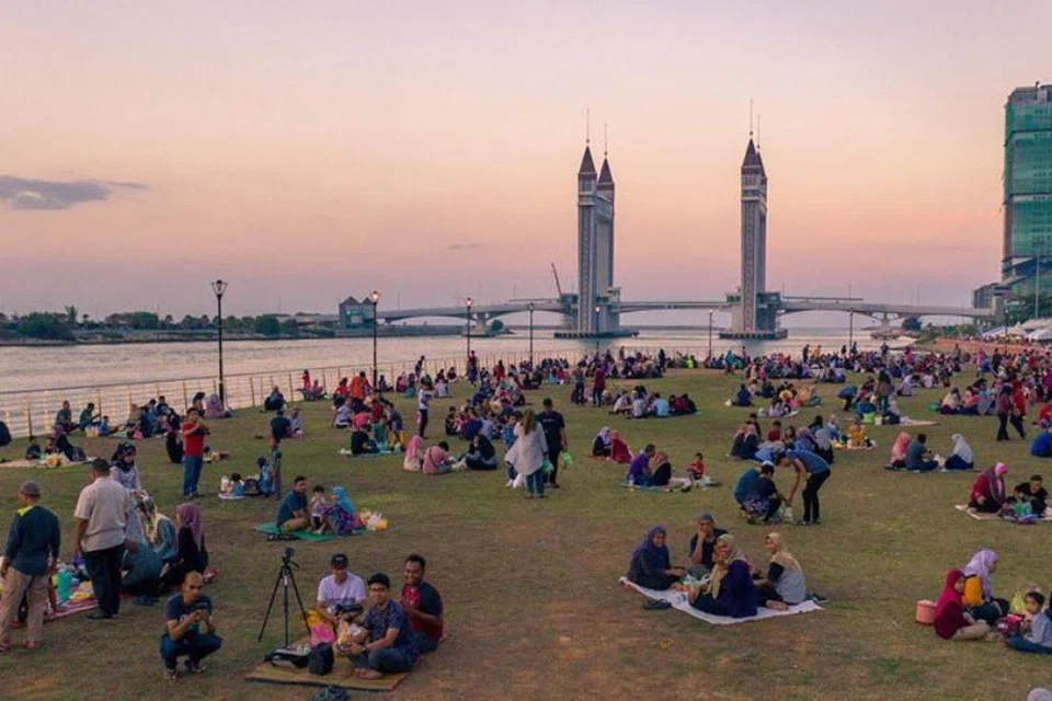 Ramai warga Terengganu memilih untuk berbuka puasa di pesisiran Payang di Dataran Shahbandar berlatar belakangkan pemandangan indah jambatan angkat dan matahari terbenam di Kuala Terengganu, Terengganu pada Ramadan 2024 lalu.