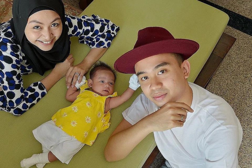 BARU HABIS PANTANG: Pelakon dan pengacara Azzah Fariha Samat baru habis pantang bersalin beberapa hari sebelum sambutan Hari Raya Aidilfitri. Beliau dan suaminya, Alif Abdullah, gembira menyambut Aidilfitri ini kerana dapat beraya bersama bersama anak mereka, Alana Alif, yang baru berusia satu bulan. - Foto TUKIMAN WARJI