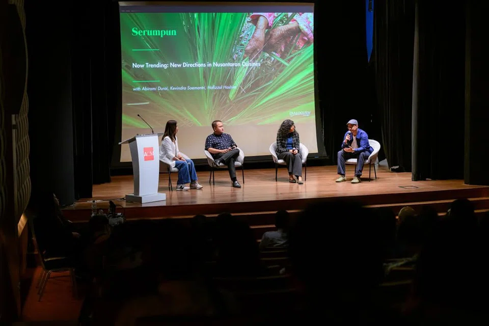 
Wartawan ruangan makanan CNA, Cik Annette Tan; editor makanan dari Indonesia, Encik Kevindra Prianto Soemantri; penolong editor makanan di akhbar The Star, Malaysia, Cik Abirami Durai; serta pemilik dan cef Restoran Fiz di Singapura, Cef Hafizzul Hashim semasa dialog ‘Serumpun, Tasting Tradition, Telling Tales’. 