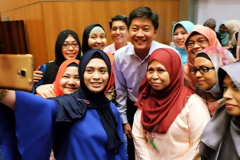 DEKATI GURU BAHASA MELAYU: Encik Ng (tengah) dan Dr Faishal (di belakang) mengambil peluang bergambar dan mendekati guru-guru yang juga penerima AGAB lalu di majlis jamuan teh semalam. - Foto KHALID BABA