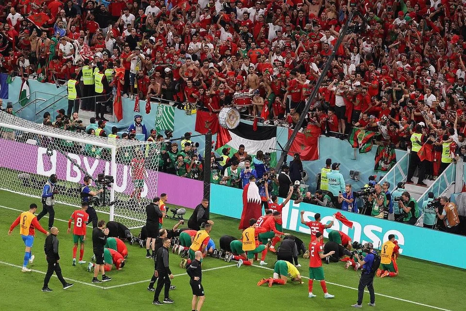 SUJUD SYUKUR: Pasukan Maghribi melakukan sujud syukur selepas berjaya mengalahkan Portugal dalam suku akhir semalam.