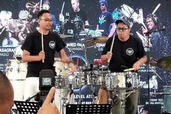 SEHATI SEIRAMA: Pemain dram Mohamad Rafaee Mahmood (Raf) (kiri) dan pemain genderang Muhammad Ridzuan Razali (Ridz) terpilih sebagai finalis kategori baru, 'Rhythm Duo' dalam peraduan antarabangsa, 'Drum-Off Global 2019'. - Foto HALEYNA HARIS