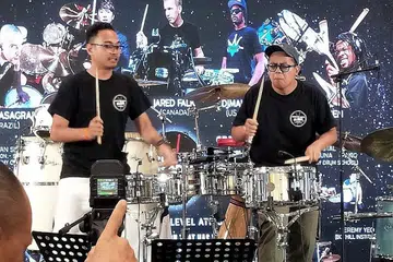 SEHATI SEIRAMA: Pemain dram Mohamad Rafaee Mahmood (Raf) (kiri) dan pemain genderang Muhammad Ridzuan Razali (Ridz) terpilih sebagai finalis kategori baru, 'Rhythm Duo' dalam peraduan antarabangsa, 'Drum-Off Global 2019'. - Foto HALEYNA HARIS