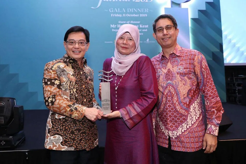 PENCAPAIAN TERBAIK: Timbalan Perdana Menteri, Encik Heng Swee Keat, memberikan Anugerah Jauhari Harapan, Encik Muhammad Dhafer Muhammad Faishal, kepada ibu bapanya, Setiausaha Parlimen Kanan (Pembangunan Sosial dan Keluarga merangkap Pendidikan) Profesor Madya Faishal Ibrahim dan Isteri, Cik Hayati Haron. Encik Muhammad Dhafer tidak dapat menghadiri majlis. - Foto FACEBOOK DPM HENG SWEE KEAT