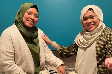 Cik Zuhaidah Sulaiman (kiri) dan Cik Rubie Lazim, dua ibu yang pernah aktif dalam bidang teater di Singapura, menempuh pelbagai cabaran dalam membesarkan anak-anak setelah berhijrah ke Perth, Australia Barat.