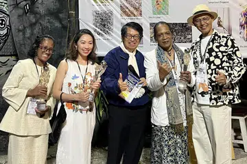 KARYA TERBAIK: Encik Abu Jalal Sarimon (kanan) dan Dr Oei Hong Djien (tengah) bersama seniman dan wakil seniman yang telah menghasilkan karya terbaik, (dari kiri), anak kepada Pengiran Anak Hamlatul Arsy Mulia, Pengiran Anak Ajeerah dari Brunei; Cik Ly Tran dari Vietnam; dan Deddy PAW dari Indonesia. 