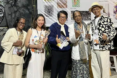 KARYA TERBAIK: Encik Abu Jalal Sarimon (kanan) dan Dr Oei Hong Djien (tengah) bersama seniman dan wakil seniman yang telah menghasilkan karya terbaik, (dari kiri), anak kepada Pengiran Anak Hamlatul Arsy Mulia, Pengiran Anak Ajeerah dari Brunei; Cik Ly Tran dari Vietnam; dan Deddy PAW dari Indonesia. 