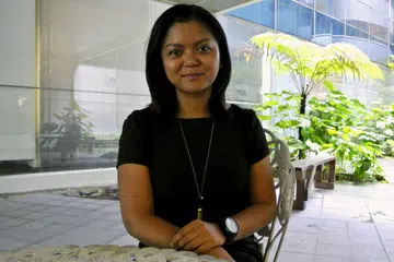 PENGIKTIRAFAN BAGI ANAK SINGAPURA: Cik Farida Alkaff dinobat sebagai antara 10 penasihat undang-undang korporat terbaik dunia bagi kategori usia 30-an tahun oleh persatuan di Amerika Syarikat. - Foto PUTRI MARDHIYAH YAZID