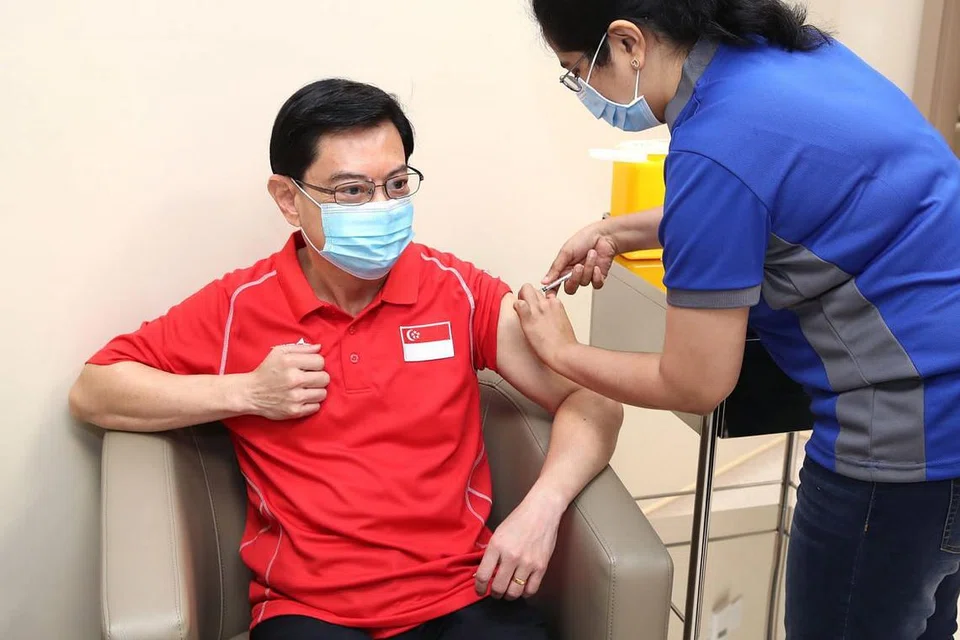 Encik Heng menerima dos vaksin Covid-19 pertamanya di NCID pada Rabu (20 Jan).