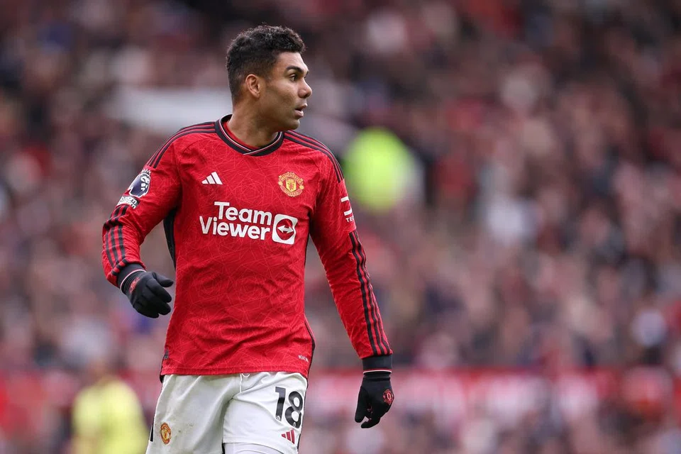 Salah satu pemain berpengalaman United, Casemiro, sedang mengalami musim yang mengecewakan. Kontraknya akan berakhir dalam masa dua tahun dan kelihatan seperti United tidak akan melanjutkan kontrak tersebut.