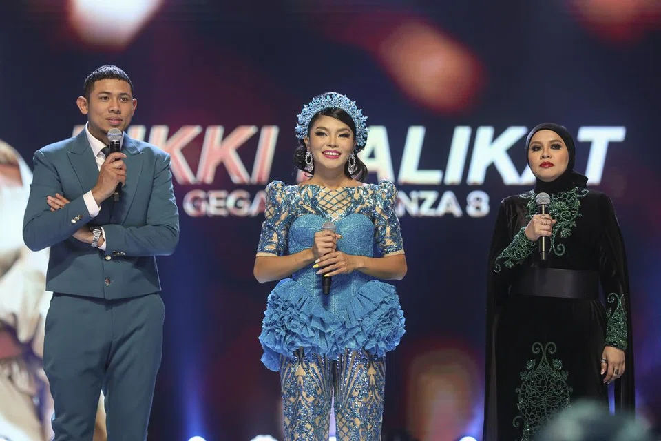 BELAJAR DARI JURI: Nikki Palikat (tengah) mempelajari pentingnya mengekalkan identiti suara dalam apa jua lagu yang didendangkan. Di kirinya adalah pengacara Nabil Ahmad dan di kanan pula pengacara Jihan Muse yang memberi sokongan ketika Nikki diulas juri.