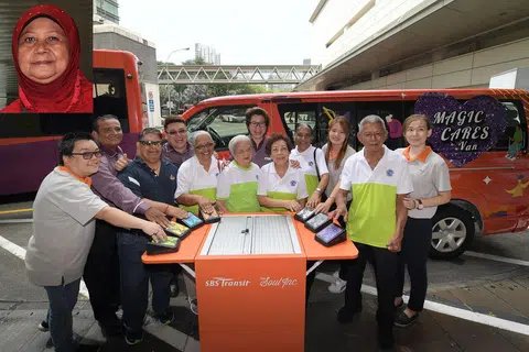 DISAMBUT BAIK: Cik Saniah Ripai (gambar kecil) serta warga emas Toa Payoh dan Ang Mo Kio lain (gambar utama) menyambut baik Program Masyarakat Van Magic Cares yang membolehkan mereka main muzik bersama. - Foto-foto BH oleh ALPHONSUS CHERN