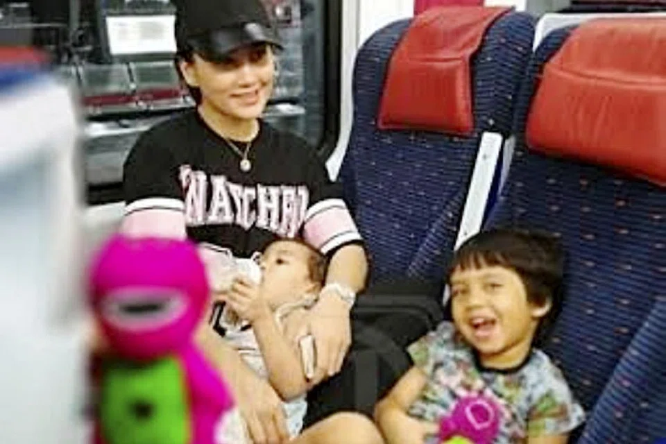 SERONOK: Dua anak Fansha sangat suka naik kereta api, jadi beliau mengambil keputusan pulang ke Perlis menyambut Hari Raya dengan menaiki kereta api. - Foto UTUSAN MALAYSIA