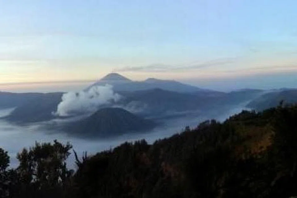 MENAKJUBKAN: Pemandangan indah yang amat menakjubkann daripada Gunung Penanjakan bagi melihat matahari terbit. - Foto MUSTAFFA YAAKUB