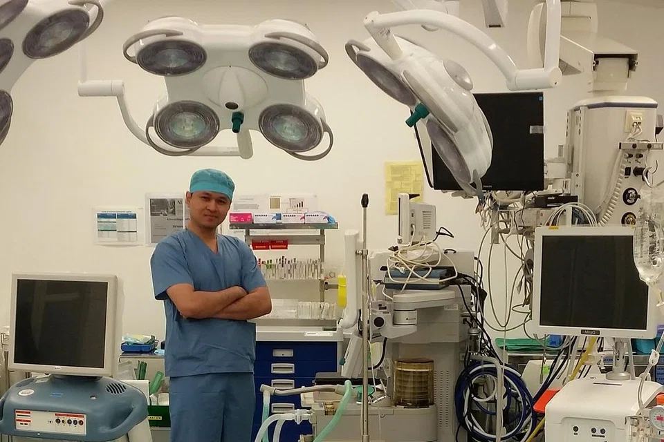 TUGAS MULIA SELAMATKAN NYAWA: Encik Muhammad Fadhli Hakim yang bertugas sebagai 'perfusionist', merupakan sebahagian anggota pasukan yang telah berjaya menyelamatkan nyawa seorang pesakit Covid-19 yang memerlukan rawatan ECMO. - Foto Pusat Jantung Universiti Nasional Singapura (NUHCS)