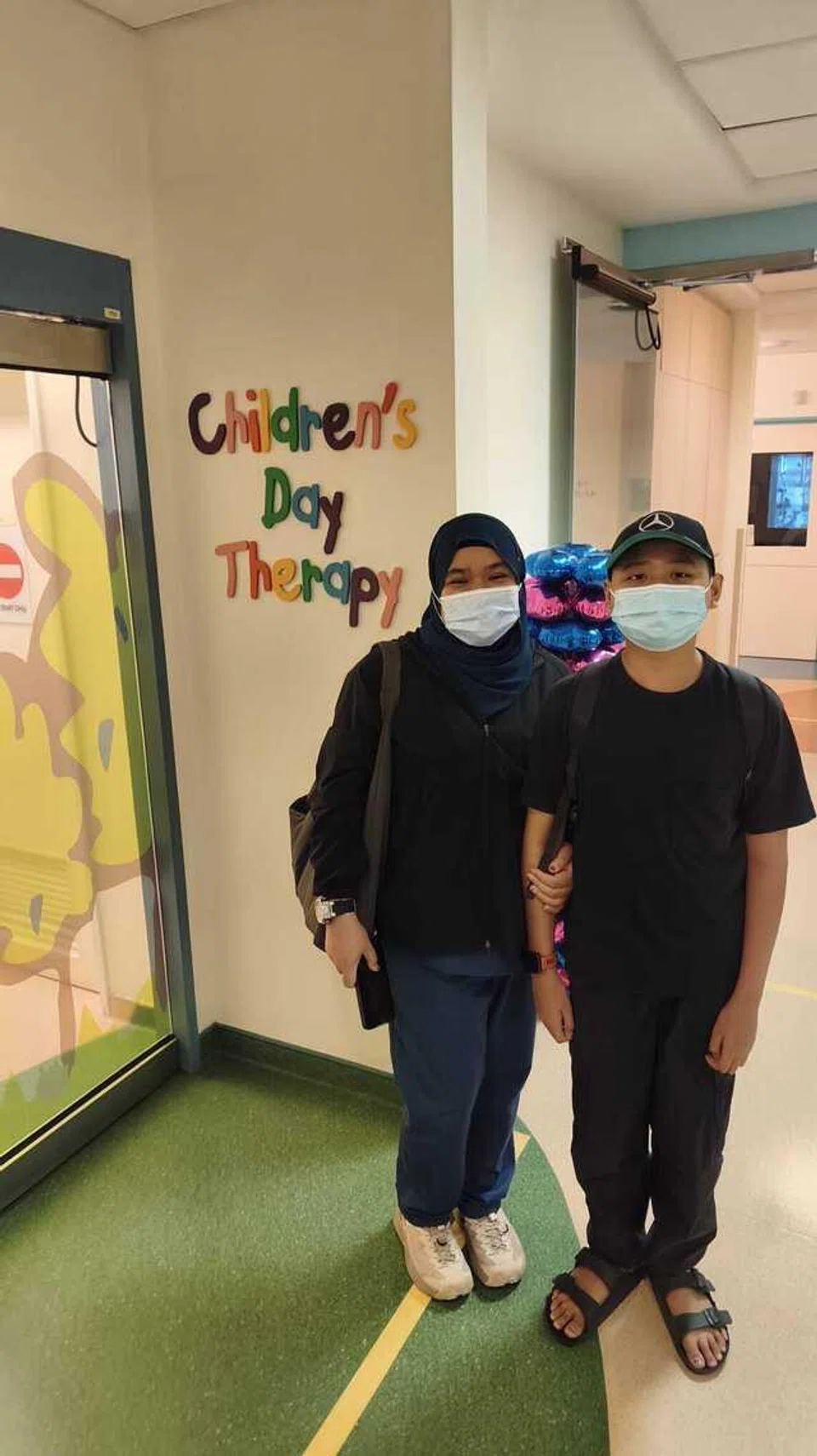 Azaan bersama ibunya, Cik Siti Noraini, semasa sesi terakhir rawatan kemoterapinya pada April.
