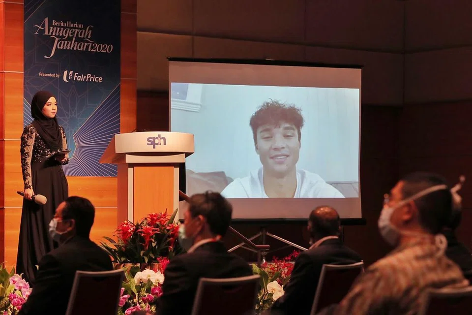 KIRIM PENGHARGAAN: Penerima Anugerah Jauhari Harapan 2020 pemain bola sepak negara Ikhsan Fandi memberi ucapan dalam satu rakaman video. Penyerang kelab Norway FK Jerv itu tidak dapat hadir di majlis penyampaian anugerah semalam kerana kini berada di Norway. - Foto BH oleh GAVIN FOO 