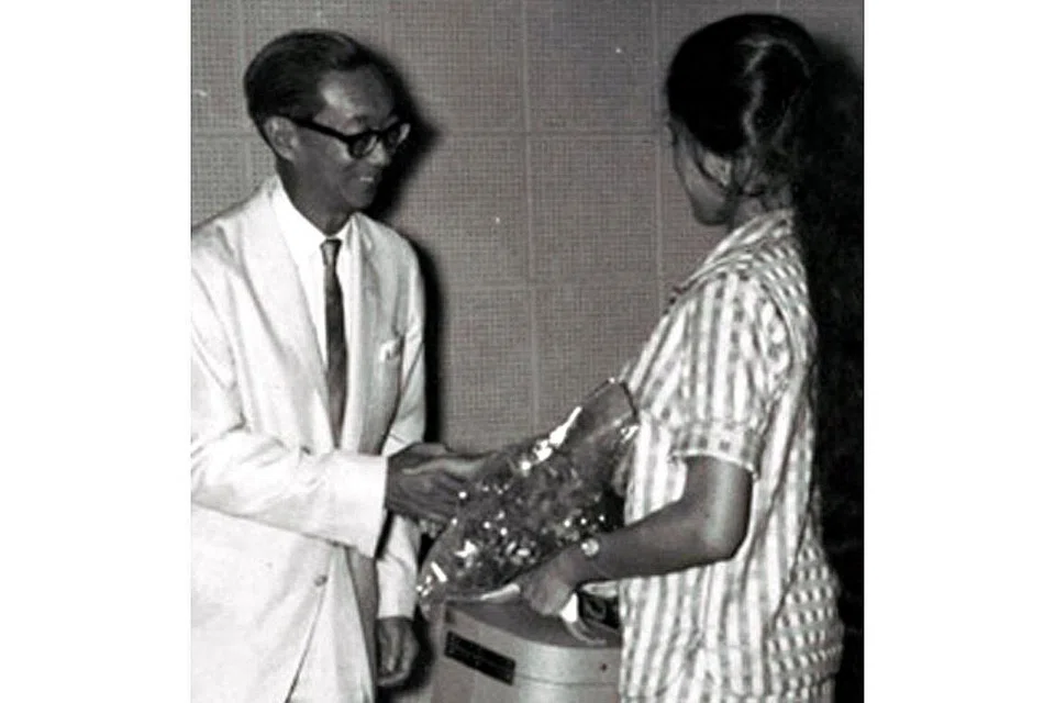 PERINTIS CATHAY ORGANISATION: Datok Loke Wan Tho (kiri), di satu majlis penyampaian hadiah. - Foto MUZIUM NEGARA 