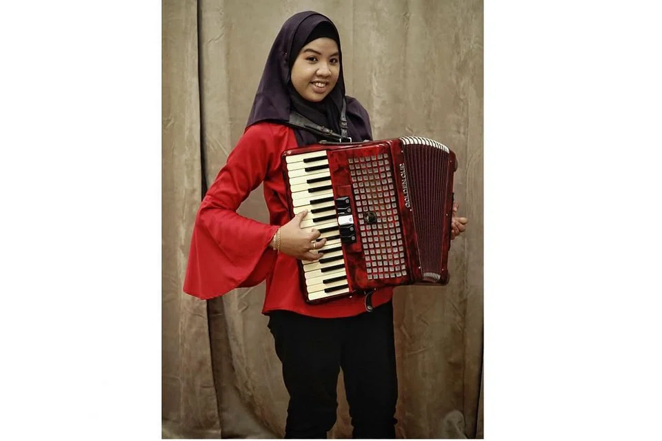 BERI NAFAS BARU: Cik Syafiqah berkata beliau senang hati menerima undangan Mendaki untuk melibatkan diri dalam kempen Raikan Ilmu tahun ini. Beliau telah diminta memberi nafas baru kepada lagu tema kempen tahunan tersebut. - Foto BH oleh KHALID BABA