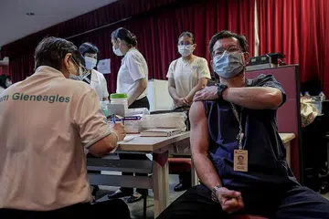 BERI PERLINDUNGAN: Kesemua tujuh syarikat insuran yang menawarkan Pelan Perlindungan Bersepadu (IP) akan melanjutkan perlindungan bagi komplikasi vaksinasi Covid-19 yang mengakibatkan mereka dirawat di hospital. - Foto EPA-EFE