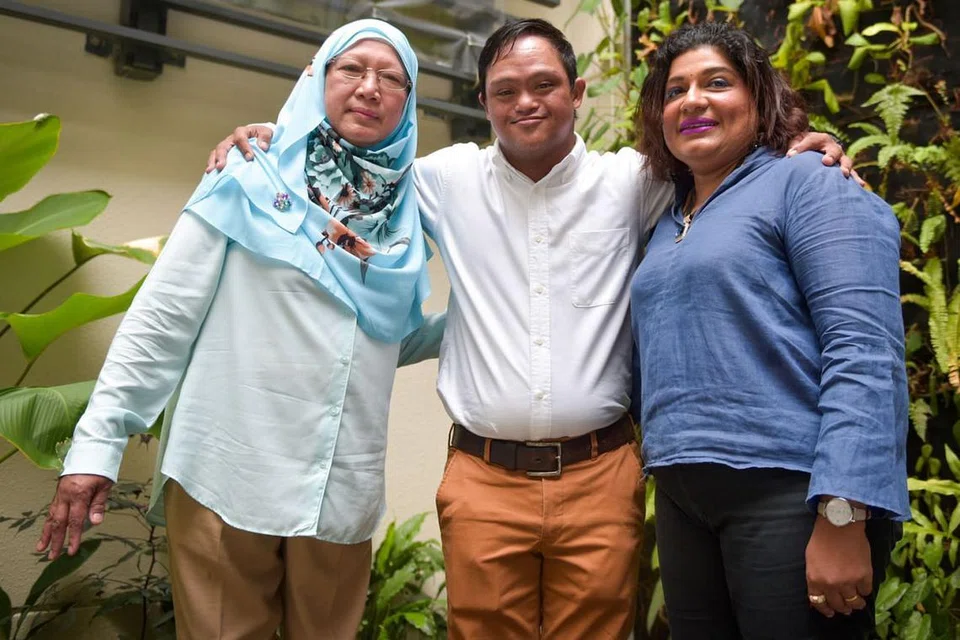 HARGAI JASA: (Dari kiri) Cik Kamsih Afandi bersama anaknya Encik Ahmad Salim Buang, bertemu kembali dengan bekas guru Encik Salim, Cik Santha Raman di sambutan ulang tahun ke-50 Minds Sekolah Woodlands Green, antara sekolah pendidikan khas tertua di Singapura. - Foto BH oleh MATTHIAS CHONG