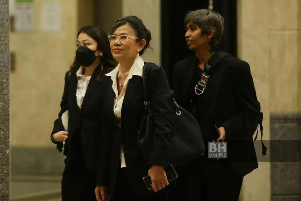 Peguam Cik Nik Elin Zurina Nik Abdul Rashid (depan) dan anaknya, Tengku Yasmin Nastasha Tengku Abdul Rahman (kiri sekali) mencabar 18 kesalahan syariah dalam Enakmen Kanun Jenayah Syariah (I) Kelantan 2019 di mahkamah.