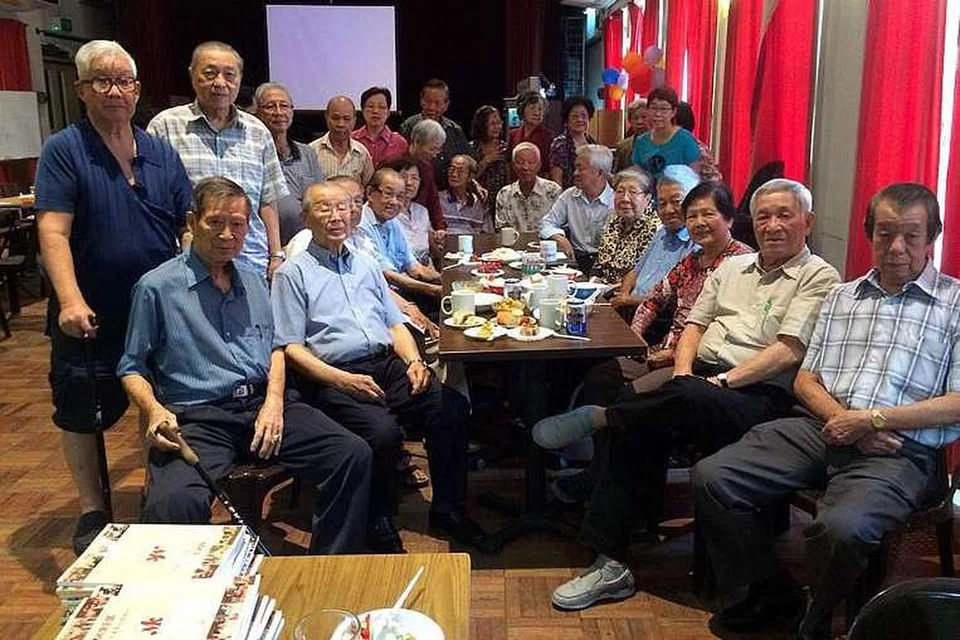 Encik Ong Pang Boon (duduk, dua dari kiri) bersama ahli lain MK Club pada majlis ulang tahun kelab itu dan beliau pada 20 Mac lalu. 