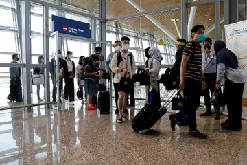 ATURAN BARU: Golongan pengembara lengkap dos penggalak Covid-19 yang ingin ke Malaysia perlu menjalani ujian PCR dua hari sebelum perjalanan, sejurus tiba di negara itu dan pada hari keempat kuarantin. - Foto REUTERS