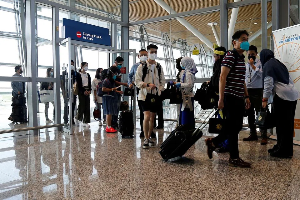 ATURAN BARU: Golongan pengembara lengkap dos penggalak Covid-19 yang ingin ke Malaysia perlu menjalani ujian PCR dua hari sebelum perjalanan, sejurus tiba di negara itu dan pada hari keempat kuarantin. - Foto REUTERS