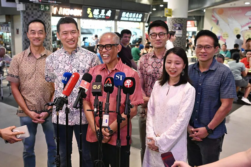 Menteri Pembangunan Sosial dan Keluarga, Encik Masagos Zulkifli (tiga dari kiri), memperkenal Mantan Panglima Tentera Darat, Encik David Neo (dua dari kiri) kepada pihak media semasa acara ‘Konsert Irama Aidilfitri 2025’ di Hab Tampines Kita (OTH) pada 12 April. Beliau ditemani pasukan PAP, (dari kiri) Menteri Pembangunan Sosial dan Keluarga, Dr Koh Poh Koon, Setiausaha Parlimen Kanan bagi Pengangkutan serta Kelestarian dan Alam Sekitar, Encik Baey Yam Keng, Dr Charlene Chen, 43 tahun, penolong profesor pemasaran di Universiti Teknologi Nanyang dan Datuk Bandar Daerah Timur Laut, Encik Desmond Choo.