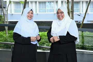 Pensyarah bebas dan Anggota Jawatankuasa Fatwa Majlis Ugama Islam Singapura (Muis), Ustazah Dr Rohana Ithnin (kiri) dan pekerja sosial, Ustazah Zuwainah Kamalutheen, merupakan dua Hakam wanita pertama yang telah dilantik sempena Majlis Pelantikan Hakam dan Wakil Kanak-kanak Mahkamah Syariah di Hotel Parkroyal Beach Road pada 17 April.