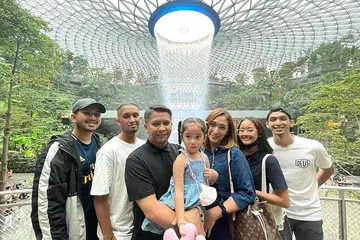 KELUARGA UTUH: Shahrin Azhar (tengah) bersama keluarganya kerap memastikan terdapat komunikasi terbuka antara mereka. (Dari kiri) Putra Al-Matin, Andika Putra,Gee Aziz, Iman Qalesya Putri (didukung), Iman Qistina Putri dan Danish Qayyum Putra. - Foto ihsan SHAHRIN AZHAR