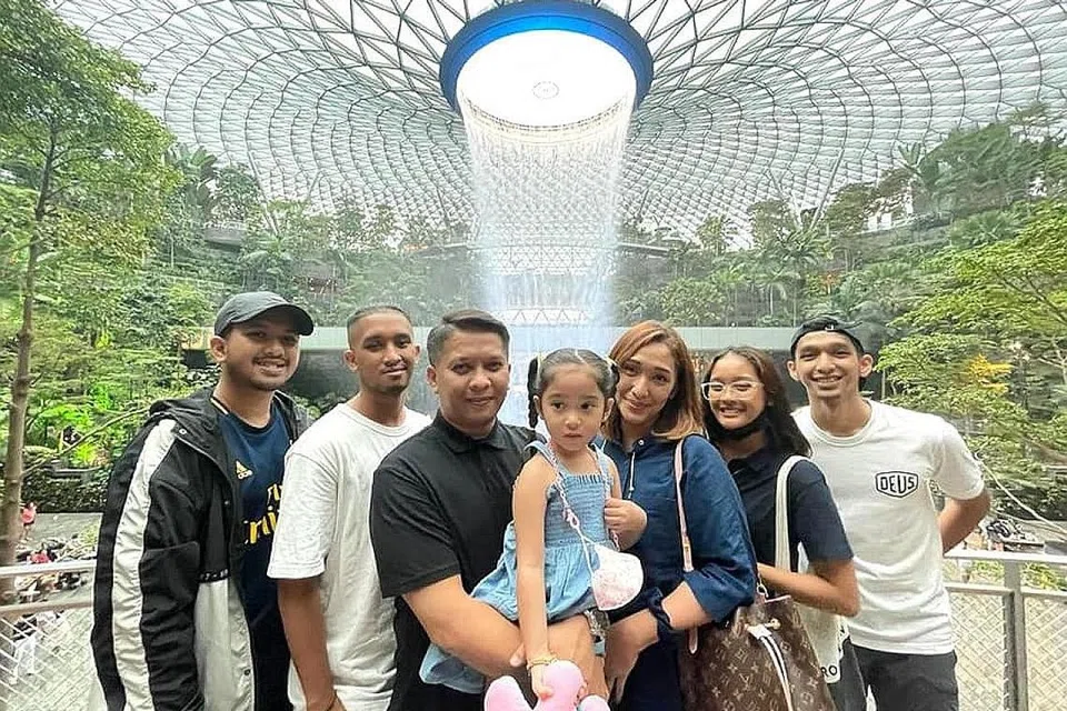 KELUARGA UTUH: Shahrin Azhar (tengah) bersama keluarganya kerap memastikan terdapat komunikasi terbuka antara mereka. (Dari kiri) Putra Al-Matin, Andika Putra,Gee Aziz, Iman Qalesya Putri (didukung), Iman Qistina Putri dan Danish Qayyum Putra. - Foto ihsan SHAHRIN AZHAR
