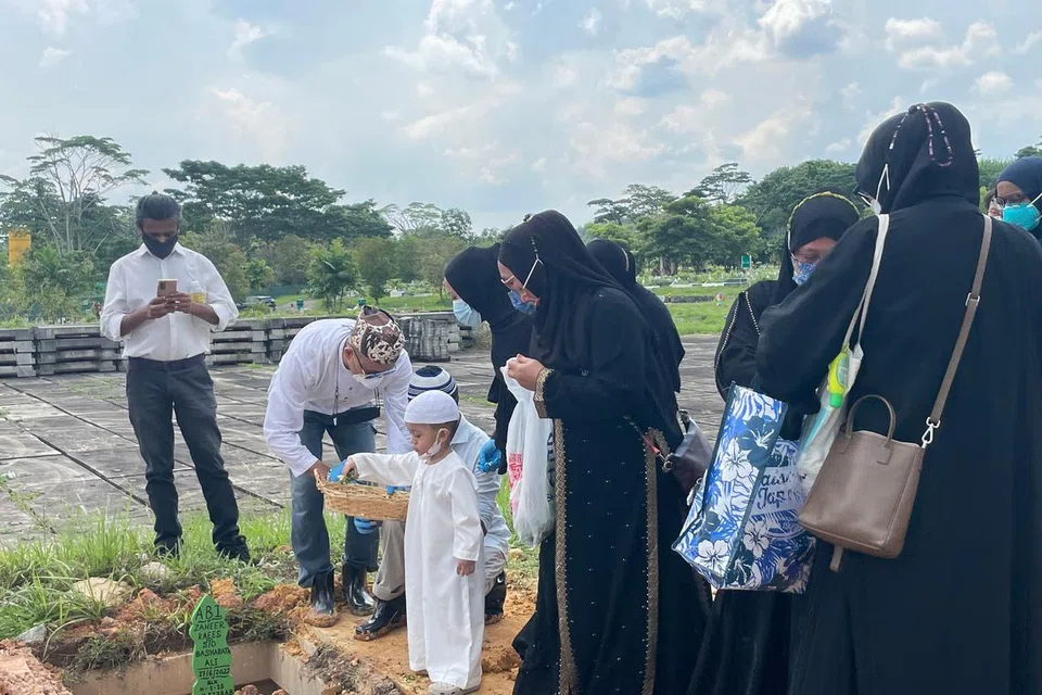 KEPILUAN DIRASAI: Zayan Fawaz Ali, tiga tahun, bersama ahli keluarga yang lain mengucapkan selamat tinggal kepada adiknya, Zaheer Raees Ali yang meninggal dunia selepas dijangkiti Covid-19. 