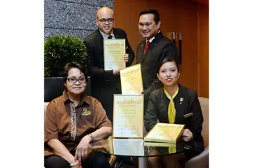 DEDIKASI BAWA GANJARAN: (Dari kiri) Cik Zaiton, Encik Helmi, Encik Sazal dan Cik Kartini merupakan empat daripada 96 pekerja perkhidmatan profesional yang memenangi Anugerah Perkhidmatan Emas tahun ini. - Foto KHALID BABA