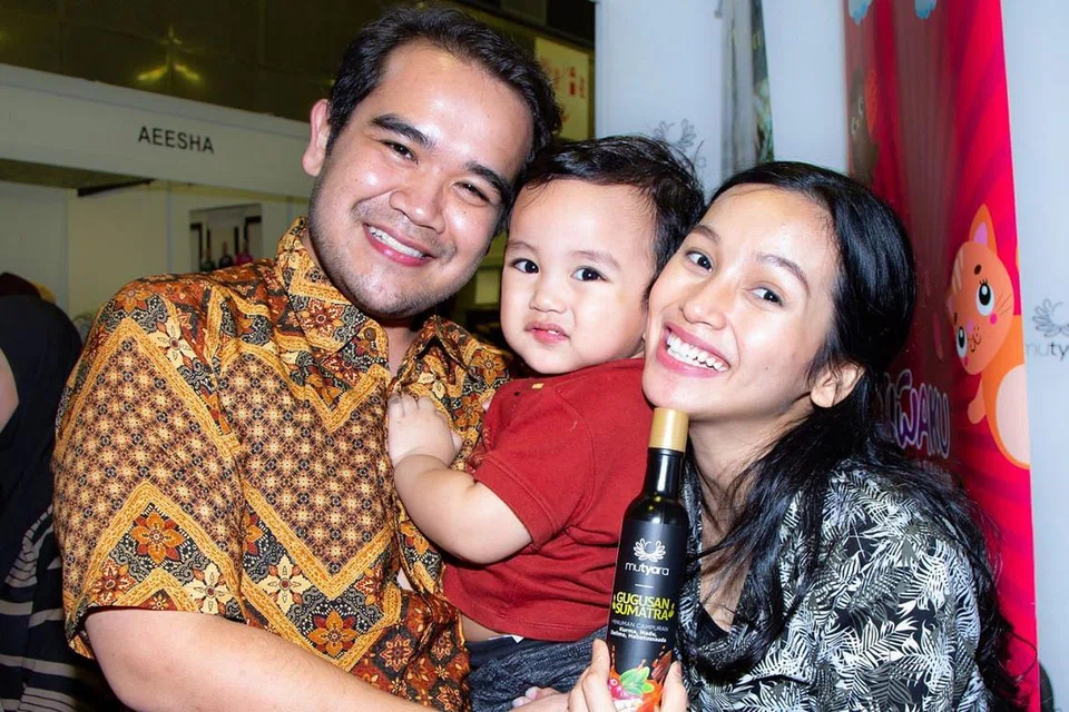 REZEKI SEISI KELUARGA: Pelakon dan penyanyi Indonesia, Tya Arifin, bersyukur usaha mencipta dirinya sebagai usahawan jamu dan makanan tambahan si cilik secara tidak langsung mencoraknya dan anaknya, Arif Jiwa, menjadi ikon media sosial yang disenangi ramai. Bersamanya ialah suaminya, usahawan Asyraf Khalid. - Foto BM oleh ZALEHA ABDUL KADER