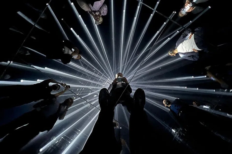 SENI DIGITAL: Encik Lee merakam kenangan menyaksikan pameran visual menggabungkan cahaya dan cermin, yang membawa pengalaman seni luar biasa di pameran teamLab Borderless di Muzium Seni Digital Bangunan Mori di Tokyo. 
