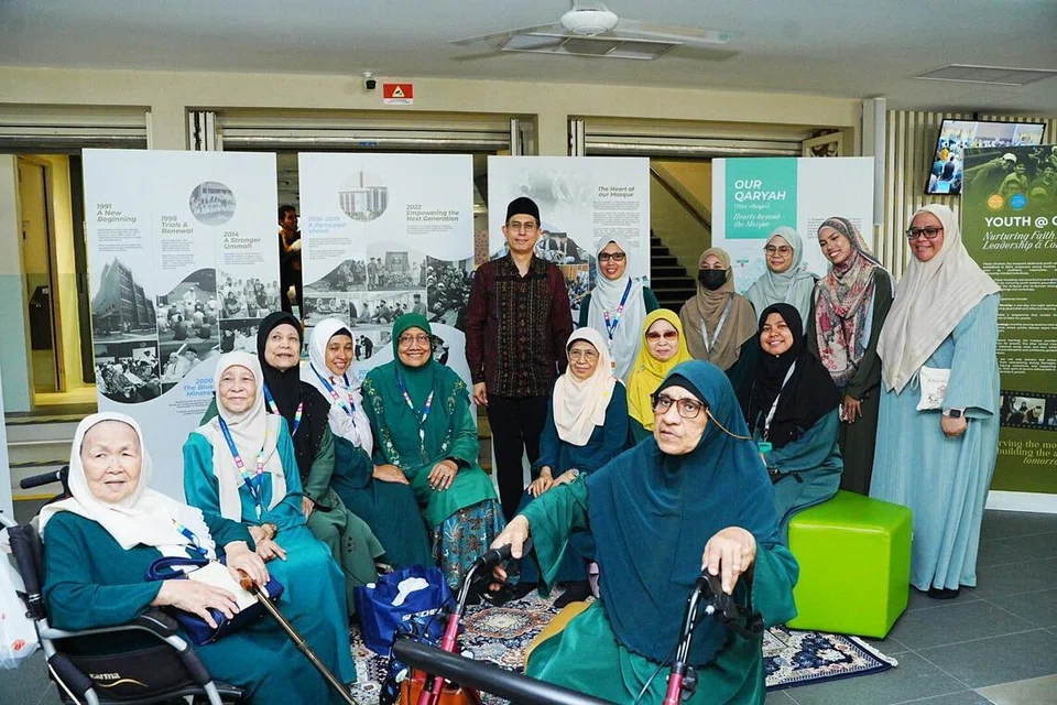 Pemangku Menteri Bertanggungjawab bagi Ehwal Masyarakat Islam merangkap Menteri Negara Kanan (Ehwal Dalam Negeri), Profesor Madya Dr Muhammad Faishal Ibrahim (tengah), bergambar bersama hadirin di jerayawara atau ‘roadshow’ ‘Santunan Emas’ di Masjid Darul Ghufran pada 31 Januari.