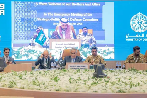 Timbalan Perdana Menteri merangkap Menteri Luar Pakistan, Encik Mohammad Ishaq Dar (kiri), Menteri Pertahanan, Encik Khawaja Muhammad Asif, dan Panglima Angkatan Tentera, Fil Marsyal Asim Munir, menghadiri mesyuarat Pakatan Pertahanan Makkah membabitkan Pakistan, Arab Saudi dan Turkey di Riyadh pada 5 Oktober 2026. Ketiga-tiga negara dijadual mengadakan rundingan dengan Iran di Teheran pada 26 Oktober bagi meredakan ketegangan serantau susulan peningkatan serangan Houthi terhadap Arab Saudi.