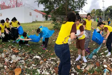 GOTONG ROYONG: Sekumpulan sukarelawan kelihatan membersihkan kawasan sekitar pantai baru-baru ini. - Foto BH oleh IQBAL FAIZAL, GGS