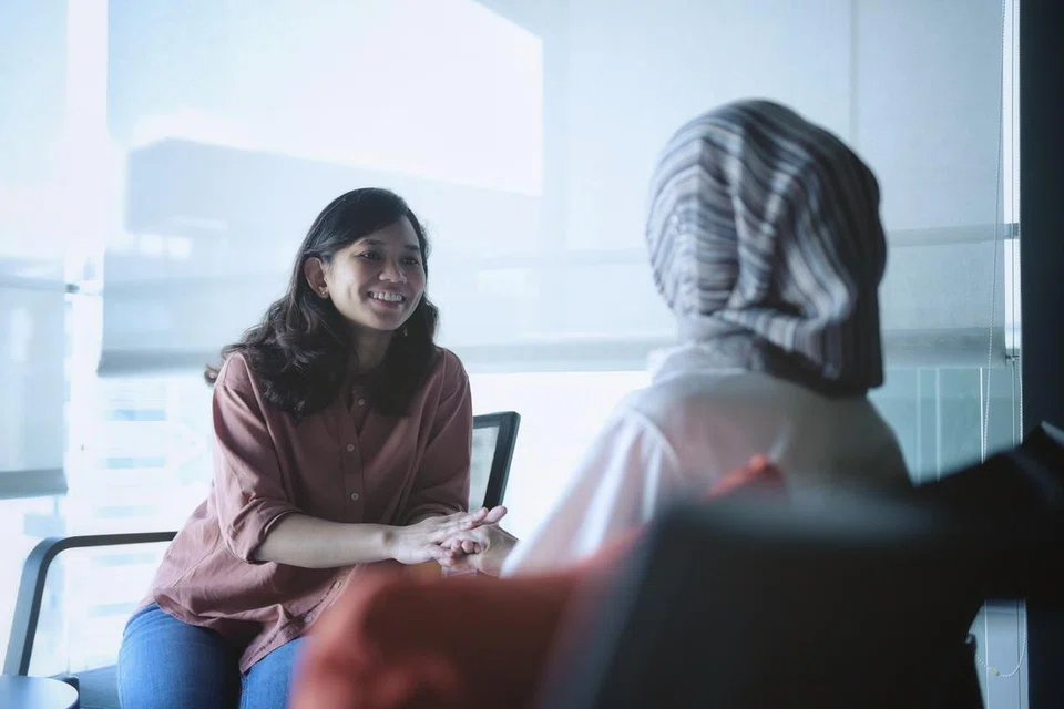 SAYANG IBU: Cik Fatin Hanani (kiri) kelihatan berbual bersama ibunya yang merupakan seorang pesakit barah pankreas tahap lanjut.