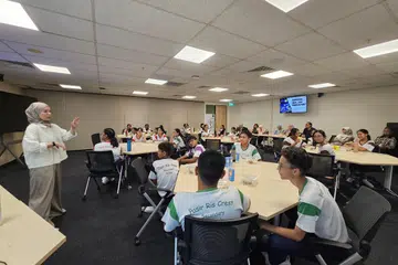 PELAJARI ASAS ‘PODCAST’: Para pelajar dari Sekolah Menengah Pasir Ris Crest menjalani bengkel ‘podcast’ bersama Penerbit Eksekutif Berita Harian, Cik Aisyah Nordin, pada Mei 2024.