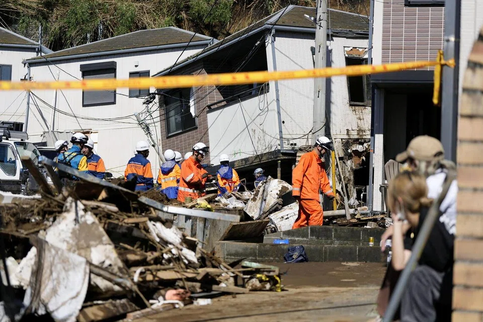 Anggota penyelamat menjalankan operasi mencari dan menyelamat seorang mangsa yang hilang di sebuah rumah yang dilanda tanah runtuh akibat Taufan Dujuan di Miura, wilayah Kanagawa, Jepun, pada 22 September 2026. Taufan itu meragut sekurang-kurangnya lima nyawa, manakala enam lagi masih hilang dan 23 cedera selepas hujan lebat mencetuskan banjir serta tanah runtuh di beberapa kawasan