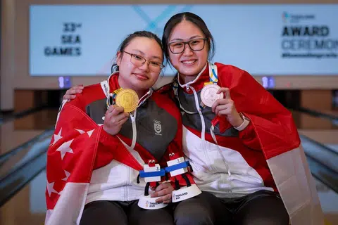Atlet boling Singapura, Charmaine Chang  (kiri) meraih pingat emas dalam acara perseorangan wanita pada 15 Disember. Beliau bersama seorang lagi wakil Singapura, Colleen Pee, yang berkongsi pingat gangsa.