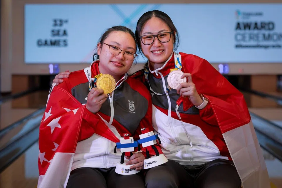 Atlet boling Singapura, Charmaine Chang  (kiri) meraih pingat emas dalam acara perseorangan wanita pada 15 Disember. Beliau bersama seorang lagi wakil Singapura, Colleen Pee, yang berkongsi pingat gangsa.