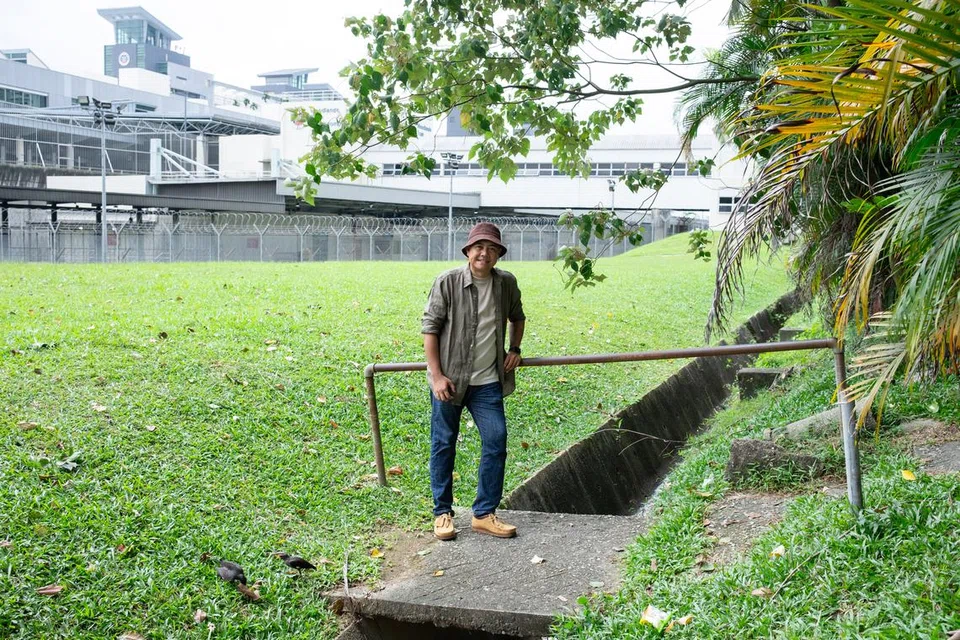 Encik Rudy Zahiruddin Mohamed Omar, seorang penduduk Marsiling yang sering mengunjungi Kampong Lorong Fatimah pada zaman kanak-kanaknya, berdiri di atas sebahagian tangga yang dahulunya menghala ke landasan kereta api di kampung tersebut.
